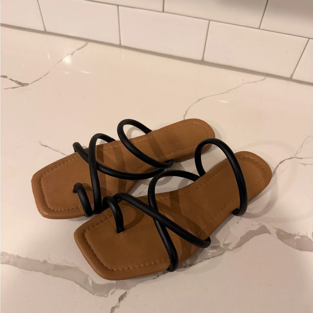 5/$25 🎉 - Size 7 Black Strappy Sandals
